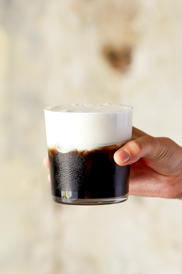 비크릴라 시드라 강화유리컵은 내구성과 내열성이 뛰어난 360ml 용량의 투명 유리컵입니다. 음료를 담기에 적합하며 주방용품으로 활용도가 높습니다. 강화유리 소재로 제작되어 오랫동안 사용할 수 있습니다.
