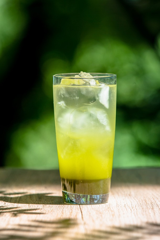 **[비크릴라] 강화유리컵 SEIRA 360ml**는 맥주, 음료, 커피 등 다양한 음료를 즐기기에 적합한 유리컵입니다. 강화유리 소재로 제작되어 일반 유리보다 5배 강하며, 135도 온도차를 견디는 내열성을 갖춰 안심하고 사용할 수 있습니다. 전자레인지 및 식기세척기 사용이 가능하며 적층 보관이 용이해 실용적입니다. 슬림한 라인과 뛰어난 그립감, 음료 본연의 색상을 살려주는 디자인이 특징입니다. 높이는 144.5mm, 지름은 73mm이며, 제조 공정상 바닥면 수평, 용량 및 크기에 약간의 차이, 테두리 곡률, 돌기, 기포, 새 제품의 뿌옇게 보이는 현상이 발생할 수 있습니다.
