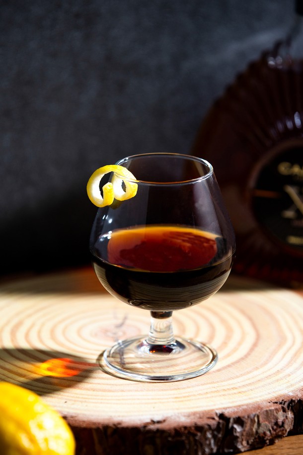 [비크릴라] 강화유리 고블렛잔 CONAC 250ml는 코냑, 칵테일, 음료 등을 우아하게 즐길 수 있는 잔입니다. 강화유리로 제작되어 일반 유리보다 5배 강하며, 135도 온도차를 견디는 내열성을 갖추었습니다. 곡선 디자인과 코냑 향을 돋보이게 하는 디자인, 그리고 전자레인지 및 식기세척기 사용 가능으로 편리함을 더했습니다.
