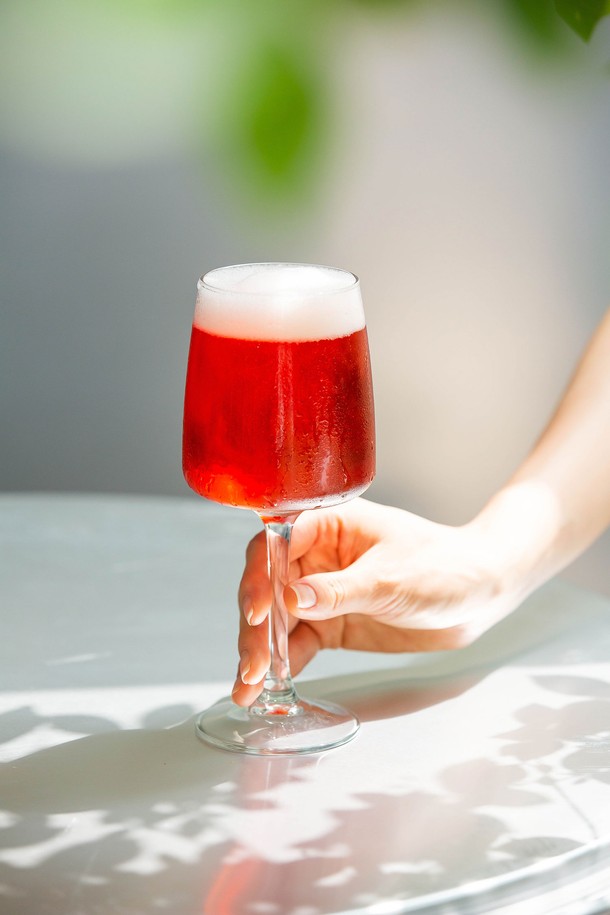 [비크릴라] 고블렛잔 EDEL 350ml는 강화유리로 제작되어 일반 유리보다 5배 튼튼하며, 135도의 급격한 온도 변화에도 견딜 수 있습니다. 세련된 디자인의 이 잔은 맥주, 와인, 막걸리, 과일 맥주, 에일, 커피 등 다양한 음료를 담기에 적합하며, 전자레인지, 식기세척기 사용이 가능하고 적층하여 보관할 수 있어 실용적입니다. 파손 시 작은 조각으로 분리되어 안전하며, 350ml 용량으로 음료를 즐기기에 넉넉합니다.
