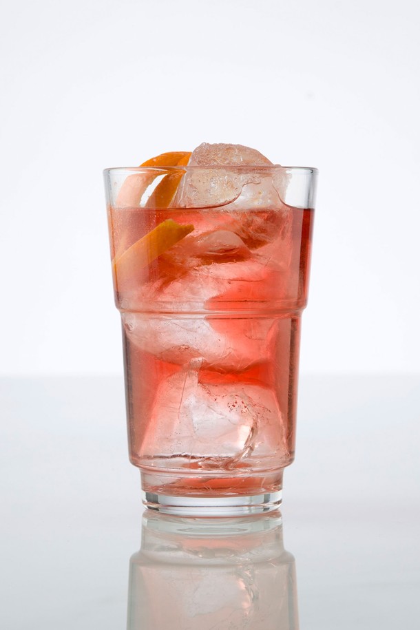 **[비크릴라] 스태커블 강화유리컵 ROCKY 300ml**는 300ml 용량의 투명한 롱바디 디자인 유리컵입니다. 강화유리 소재로 제작되어 일반 유리보다 5배, 일반 강화유리보다 15% 경량화되었으며, 135도 온도차를 견디는 내열성을 갖춰 뜨겁거나 차가운 음료 모두 안심하고 사용 가능합니다. 전자레인지, 식기세척기 사용이 가능하며, 적층 가능한 스태커블 디자인으로 편리하게 보관할 수 있습니다.
