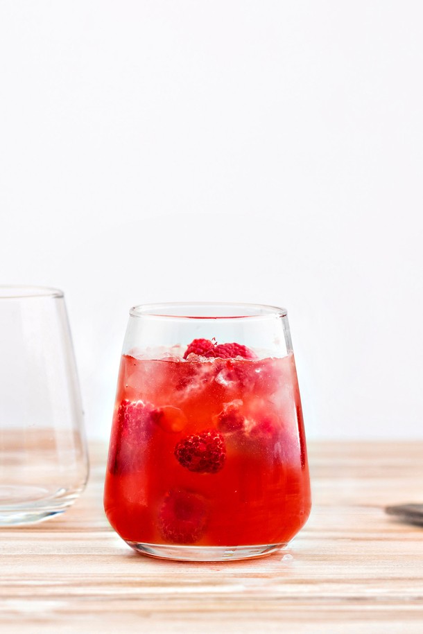 [비크릴라] 강화유리컵 MENCIA 470ml는 와인, 맥주, 칵테일, 음료 등 다용도로 사용 가능한 컵입니다. 135도 내열성의 강화유리 소재로 제작되었으며, 전자레인지와 식기세척기 사용이 가능하고 적층 보관이 용이합니다. 높이 110mm, 지름 90mm의 이 컵은 전면 강화유리 처리와 우아한 디자인이 돋보이며, 공기방울, 미세 스크래치, 테두리 미세한 차이, 작은 검은 점 등이 있을 수 있습니다.
