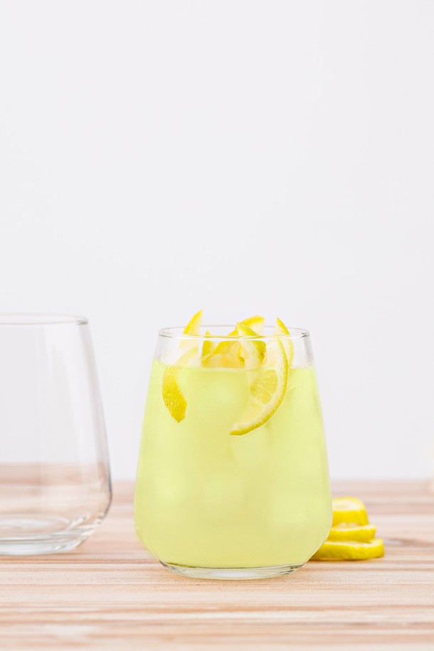 [비크릴라] 강화유리컵 MENCIA 350ml는 음료 및 주방용으로 적합하며, 와인, 맥주, 칵테일, 탄산음료 등 다용도로 활용할 수 있습니다. 투명한 무지 디자인의 이 유리컵은 강화유리로 제작되어 일반 유리 대비 5배 강화되었으며, 파손 시 작은 조각으로 분리되어 안전합니다. 전자레인지와 식기세척기 사용이 가능하며 적층 보관이 용이하고, 135도 내열온도를 갖춘 이 경량 컵은 곡선형 림 디자인과 100% 재활용 가능한 친환경적인 제품입니다.
