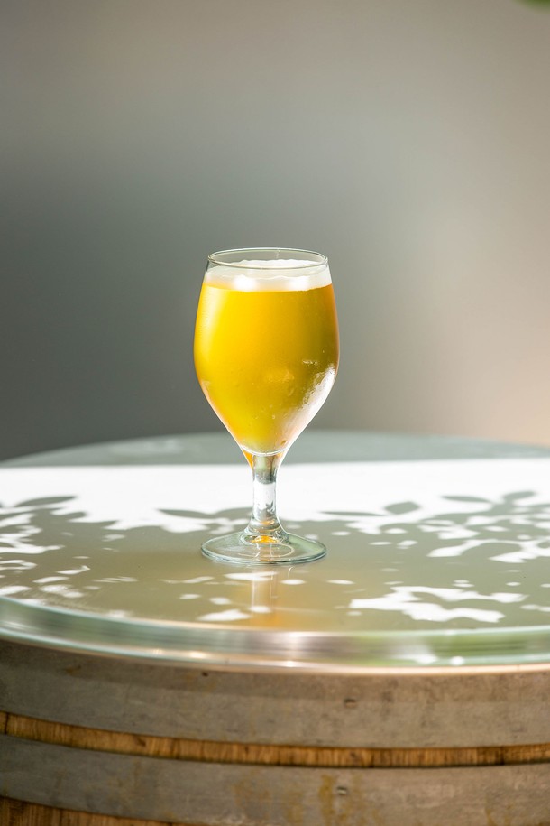 [비크릴라] 강화유리 와인잔 BARLEY 440ml는 135°C의 내열 온도차를 견디는 강화유리로 제작되어 내구성이 뛰어나며, 440ml 용량으로 고도수 음료, 맥주, 뜨겁거나 차가운 음료를 즐기기에 적합합니다. 일반 유리보다 5배 강하고 일반 강화유리 대비 15% 가벼우며, 전자레인지, 식기세척기 사용이 가능하고 파손 시 작은 조각으로 분리되어 안전하게 사용할 수 있습니다. 고블렛 스타일의 투명한 디자인으로, 테두리 곡선과 미세 돌기, 기포 등 제조 과정에서 나타날 수 있는 자연스러운 변화가 특징입니다.
