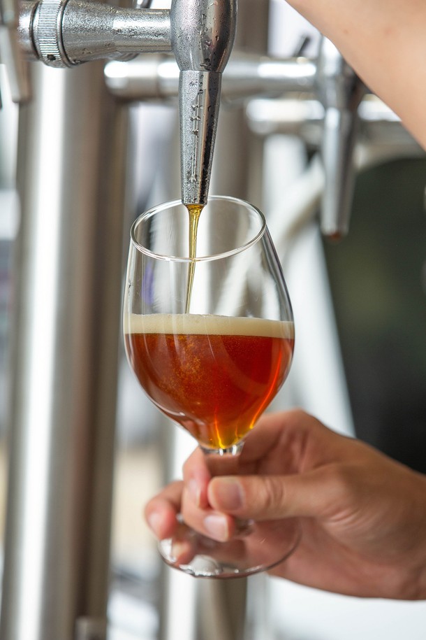 [비크릴라] 강화유리 와인잔 BARLEY 350ml는 고도수 맥주 및 다용도 음료를 즐기기에 적합한 고블렛 스타일의 와인잔입니다. 일반 유리보다 5배 강화된 강화유리로 제작되어 135도의 온도차를 견디며, 식기세척기 및 전자레인지 사용이 가능하여 편리합니다. 높이 170mm, 하단 지름 69mm이며, 적층 가능하여 보관이 용이합니다.
