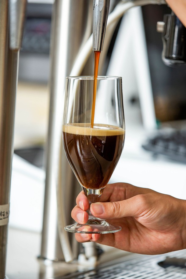 [비크릴라] 강화유리 와인잔 DUNKEL 380ml는 다크틴트 색상의 모던하고 심플한 고블렛형 와인잔입니다. 전면 강화 처리를 통해 일반 유리보다 5배 강화되었으며, 135도 온도차를 견디는 내열성을 갖춰 안전하게 사용할 수 있습니다. 음료 및 주류용으로 적합하며, 전자레인지, 식기세척기 사용 및 적재가 가능하여 편리합니다.
