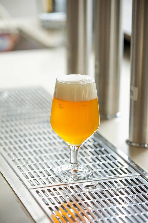 [비크릴라] 강화유리 고블렛잔 ABADIA 420ml는 420ml 용량의 모던한 디자인 고블렛잔입니다. 강화유리 소재로 제작되어 일반 유리 대비 5배 강하며, 135도 온도차를 견디는 내열성을 갖춰 전자레인지와 식기세척기 사용이 가능합니다. 각진 실루엣과 넓은 입구, 인체공학적 그립감으로 맥주, 커피, 음료 등 다양한 음료를 즐길 수 있으며, ISO 인증을 받은 제품입니다.
