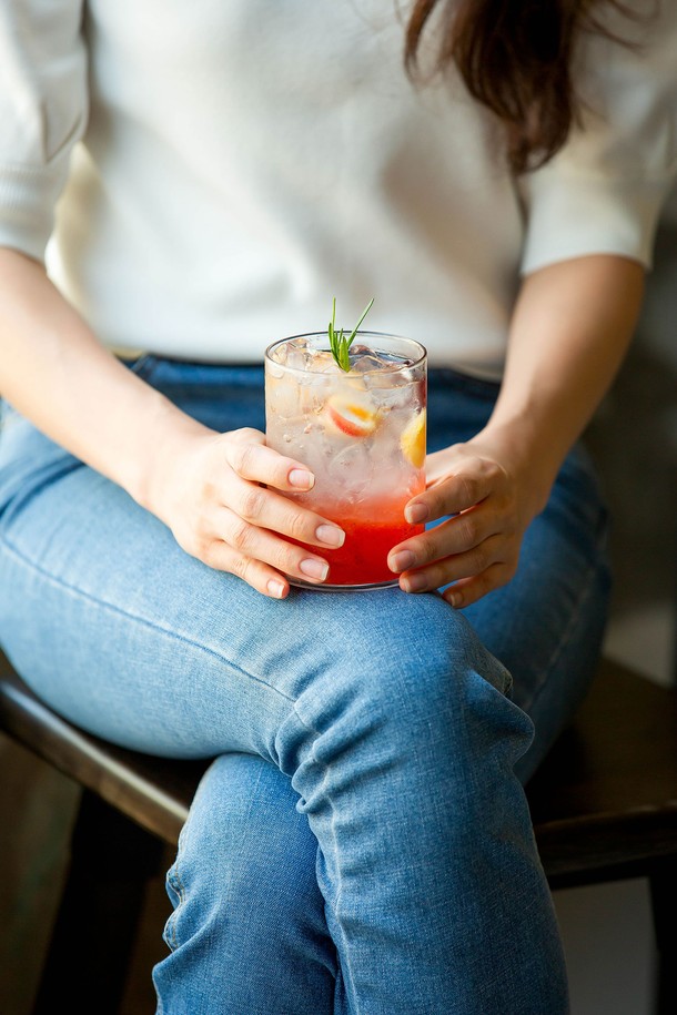 [비크릴라] 강화유리컵 JERTE는 470ml 용량의 주방용 유리컵입니다. 강화유리 소재로 일반 유리 대비 5배 강화되었으며, 135도 온도차에도 안전하고 전자레인지와 식기세척기 사용이 가능합니다. 심플한 직선형 디자인에 넓은 입구를 가지고 있으며, 아이스커피, 에이드, 주스 등 다양한 음료를 담기에 적합합니다.
