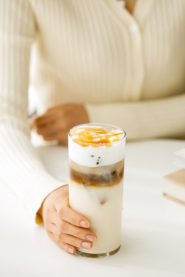 [비크릴라] 강화유리컵 JERTE H는 500ml 용량의 주방 유리컵으로, 일반 유리 대비 5배 강화된 내구성을 자랑하며 135도 온도차에도 안전합니다. 전자레인지와 식기세척기 사용이 가능하며, 파손 시 작은 조각으로 분리되어 안전성을 더했습니다. 높이 161mm, 지름 73.5mm의 이 컵은 직선형 몸체와 세련된 높이감을 가진 심플한 스타일로, 아이스커피, 에이드, 하이볼 등 다양한 카페 음료를 즐기기에 적합하며 적층 보관도 용이합니다.
