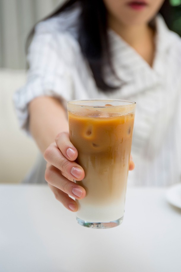 [비크릴라] 강화유리컵 CONIL 330ml는 음료, 맥주 등 다양한 용도로 활용 가능한 330ml 용량의 투명 유리컵입니다. 일반 유리보다 5배 강화된 강화유리에 135도의 온도차를 견디는 내열성을 더해 안심하고 사용할 수 있으며, 전자레인지 및 식기세척기 사용이 가능합니다. 기본 컵 스타일에 베스트셀러 디자인을 적용, 우수한 그립감을 제공하며, 파손 시 작은 조각으로 분리되어 안전합니다.
