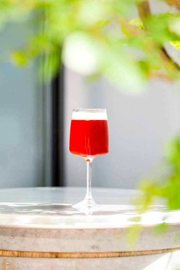 [비크릴라] 고블렛잔 EDEL 350ml는 강화유리로 제작되어 일반 유리보다 5배 튼튼하며, 135도의 급격한 온도 변화에도 견딜 수 있습니다. 세련된 디자인의 이 잔은 맥주, 와인, 막걸리, 과일 맥주, 에일, 커피 등 다양한 음료를 담기에 적합하며, 전자레인지, 식기세척기 사용이 가능하고 적층하여 보관할 수 있어 실용적입니다. 파손 시 작은 조각으로 분리되어 안전하며, 350ml 용량으로 음료를 즐기기에 넉넉합니다.
