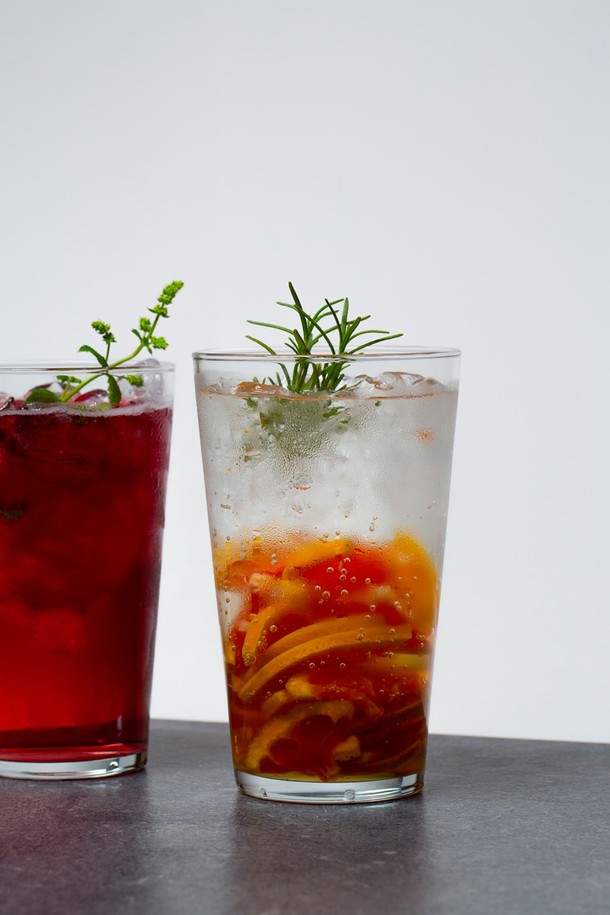 [비크릴라] 강화유리컵 CONIL 660ml는 음료나 주방에서 다용도로 사용할 수 있는 투명한 유리컵입니다. 일반 유리보다 5배 강화된 튼튼한 내구성을 자랑하며, 전자레인지와 식기세척기 사용이 가능하고 135도의 온도차까지 견딜 수 있는 내열성을 갖췄습니다. 클래식한 형태의 스택형 디자인으로 적층이 가능하며, 파손 시 작은 조각으로 분리되어 안전합니다.
