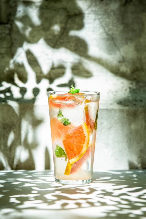 470ml 용량의 [비크릴라] 강화유리컵 CONIL은 아이스커피, 맥주, 온음료 등 다양한 음료를 담기에 좋습니다. 일반 유리 대비 5배 강화된 내구성과 135도 온도차 내열성을 갖춘 강화유리 소재로 제작되었으며, 전자레인지와 식기세척기 사용이 가능하여 편리합니다. 높이 145mm, 지름 86.5mm의 크기로 적층 보관이 용이하며, 100% 재활용 가능한 친환경적인 제품입니다.
