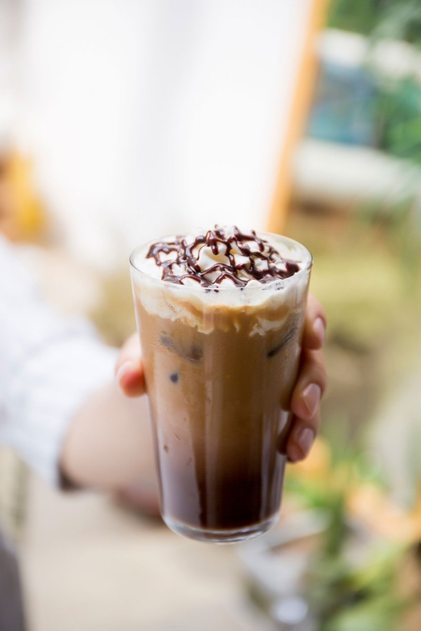 [비크릴라] CONIL 강화유리컵은 280ml 용량의 투명한 유리컵으로, 음료나 주류를 담기에 적합합니다. 일반 유리 대비 5배 강화된 내구성을 자랑하며, 135도 온도차에서도 안전하게 사용할 수 있는 내열성을 갖췄습니다. 전자레인지와 식기세척기 사용이 가능하며, 적층 보관이 용이하도록 설계되었습니다.
