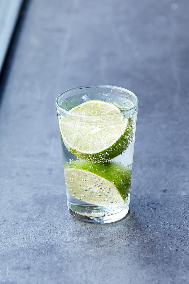 [비크릴라] 코닐 시리즈의 강화유리컵은 220ml 용량으로 음료 및 주방에서 다용도로 활용 가능하며, 전자레인지와 식기세척기 사용이 가능합니다. 일반 유리 대비 5배 강화된 내구성과 135도 온도차를 견디는 내열성을 갖췄으며, 파손 시 작은 조각으로 분리되어 안전합니다. 투명하고 컴팩트한 디자인의 이 유리컵은 적층이 가능하며, 일반 강화유리 대비 15% 경량화되어 사용 편의성을 높였습니다.
