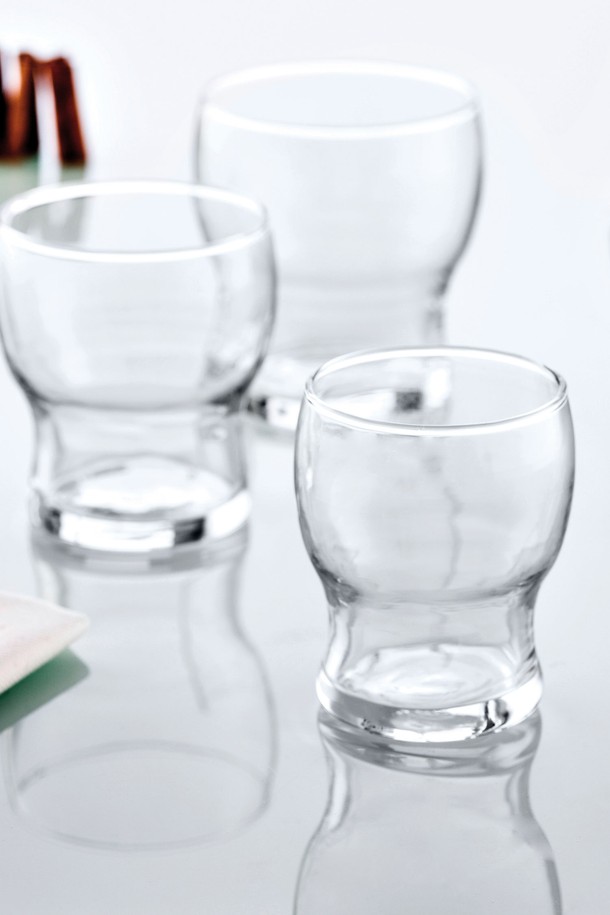 [비크릴라] FAMILIA 유리컵은 180ml 용량의 투명한 강화유리 소재 컵입니다. 내구성과 내열성이 뛰어나 주방이나 식탁에서 오랫동안 안심하고 사용할 수 있습니다. 비크릴라 FAMILIA 유리컵은 다양한 음료를 담기에 적합한 식기류입니다.
