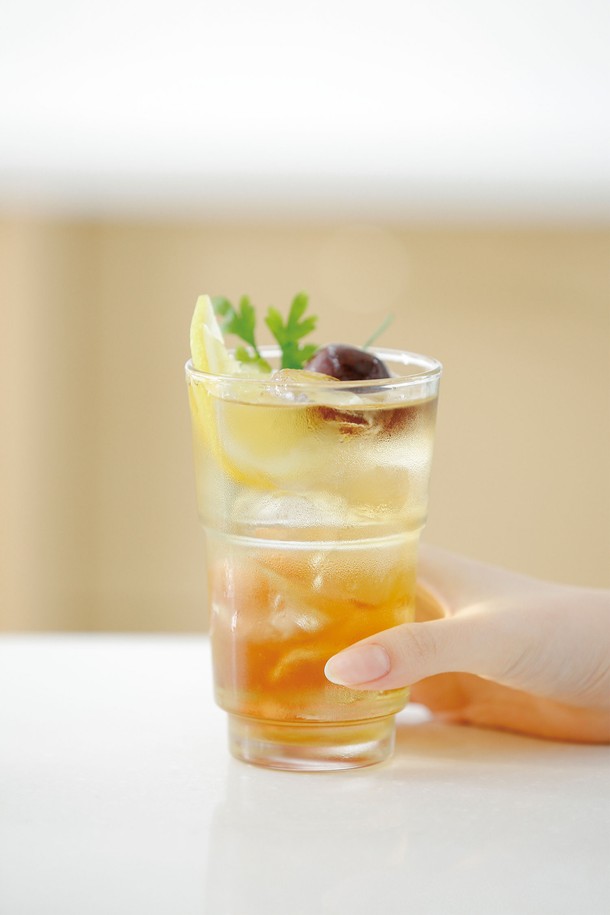 **[비크릴라] 스태커블 강화유리컵 ROCKY 300ml**는 300ml 용량의 투명한 롱바디 디자인 유리컵입니다. 강화유리 소재로 제작되어 일반 유리보다 5배, 일반 강화유리보다 15% 경량화되었으며, 135도 온도차를 견디는 내열성을 갖춰 뜨겁거나 차가운 음료 모두 안심하고 사용 가능합니다. 전자레인지, 식기세척기 사용이 가능하며, 적층 가능한 스태커블 디자인으로 편리하게 보관할 수 있습니다.
