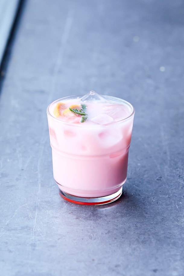 [비크릴라]  스태커블 강화유리컵 ROCKY 280ml는 280ml 용량의 강화유리컵으로, 음료, 커피, 물 등을 담기에 적합합니다. 일반 유리보다 5배 강화된 내구성과 135도의 온도차를 견디는 내열성을 갖춰, 전자레인지와 식기세척기 사용이 가능하며 적층 보관이 용이합니다. 심플한 디자인의 스태커블 형태로 제작되었으며, 파손 시 작은 조각으로 분리되어 안전하며, 전면 강화 처리와 내충격성을 갖추었습니다. (테두리 곡선, 기포, 주름/스크래치, 바닥 내부 경사 등의 제품 상태는 있을 수 있습니다.)
