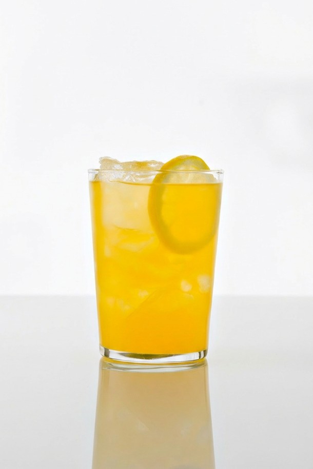 [비크릴라] 강화유리컵 SIDRA (500ml)는 심플하고 세련된 디자인으로, 아이스 커피, 청량 음료, 뜨거운 음료 등 다양한 음료를 즐기기에 적합합니다. 일반 유리컵보다 5배 강도가 높고, 135도의 열 차이를 견딜 수 있어 내구성이 뛰어납니다. 또한, 전자레인지 및 식기세척기 사용이 가능하며, 포개쌓기가 가능하여 실용성을 더했습니다. 강화유리 소재로 제작되어 파손 시 작은 조각으로 분리되어 안전하게 사용할 수 있습니다. 림 부분의 줄무늬, 미세 기포, 컵 내부 바닥 기울기가 특징이며, 일반 강화유리보다 15% 경량화되어 더욱 편리합니다.
