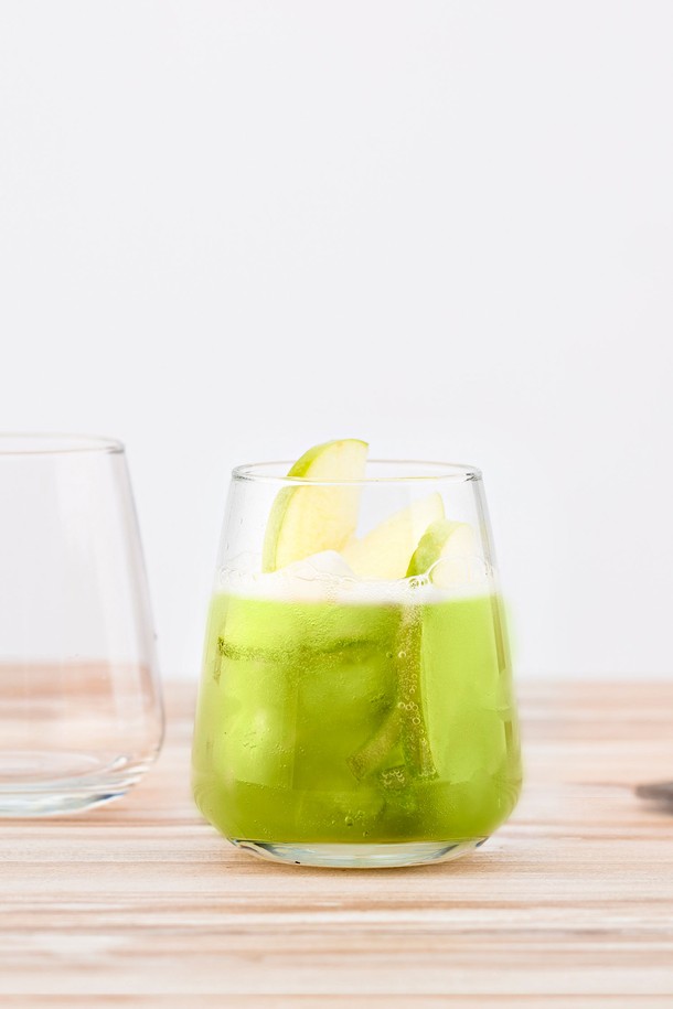 [비크릴라] 강화유리컵 MENCIA 350ml는 음료 및 주방용으로 적합하며, 와인, 맥주, 칵테일, 탄산음료 등 다용도로 활용할 수 있습니다. 투명한 무지 디자인의 이 유리컵은 강화유리로 제작되어 일반 유리 대비 5배 강화되었으며, 파손 시 작은 조각으로 분리되어 안전합니다. 전자레인지와 식기세척기 사용이 가능하며 적층 보관이 용이하고, 135도 내열온도를 갖춘 이 경량 컵은 곡선형 림 디자인과 100% 재활용 가능한 친환경적인 제품입니다.
