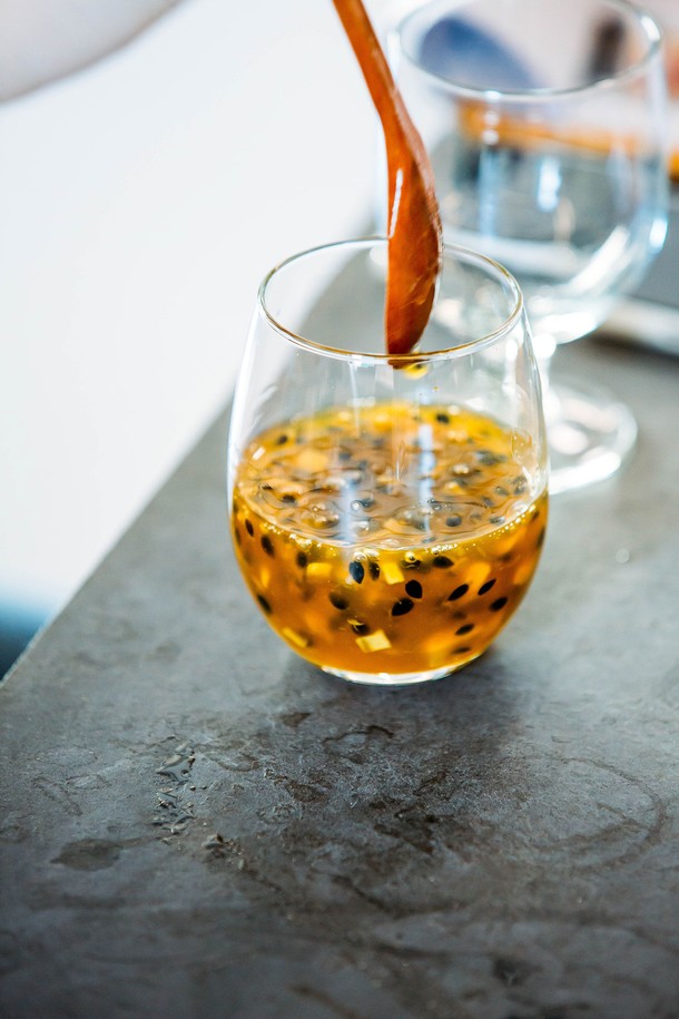 [비크릴라] 강화유리컵 SYRAH 350ml는 내구성이 강한 강화유리 소재로 제작되어 일상에서 안심하고 사용할 수 있습니다. 투명한 디자인의 이 음료용 글라스는 350ml 용량으로 다양한 음료를 담기에 적합합니다. 깔끔한 디자인이 돋보이는 [비크릴라] 강화유리컵은 내열성이 뛰어나 실용적입니다.
