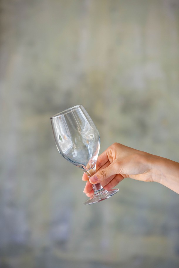 [비크릴라] 강화유리 와인잔 BARLEY 440ml는 135°C의 내열 온도차를 견디는 강화유리로 제작되어 내구성이 뛰어나며, 440ml 용량으로 고도수 음료, 맥주, 뜨겁거나 차가운 음료를 즐기기에 적합합니다. 일반 유리보다 5배 강하고 일반 강화유리 대비 15% 가벼우며, 전자레인지, 식기세척기 사용이 가능하고 파손 시 작은 조각으로 분리되어 안전하게 사용할 수 있습니다. 고블렛 스타일의 투명한 디자인으로, 테두리 곡선과 미세 돌기, 기포 등 제조 과정에서 나타날 수 있는 자연스러운 변화가 특징입니다.
