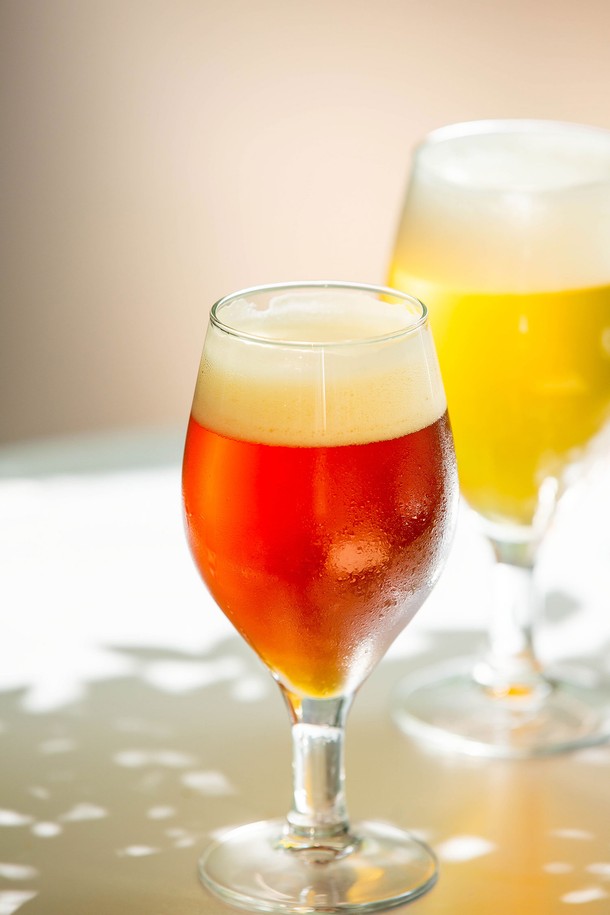 [비크릴라] 강화유리 와인잔 BARLEY 350ml는 고도수 맥주 및 다용도 음료를 즐기기에 적합한 고블렛 스타일의 와인잔입니다. 일반 유리보다 5배 강화된 강화유리로 제작되어 135도의 온도차를 견디며, 식기세척기 및 전자레인지 사용이 가능하여 편리합니다. 높이 170mm, 하단 지름 69mm이며, 적층 가능하여 보관이 용이합니다.
