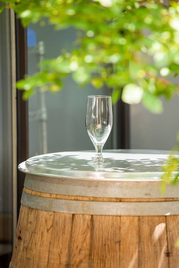 [비크릴라] 강화유리 와인잔 DUNKEL 380ml는 다크틴트 색상의 모던하고 심플한 고블렛형 와인잔입니다. 전면 강화 처리를 통해 일반 유리보다 5배 강화되었으며, 135도 온도차를 견디는 내열성을 갖춰 안전하게 사용할 수 있습니다. 음료 및 주류용으로 적합하며, 전자레인지, 식기세척기 사용 및 적재가 가능하여 편리합니다.
