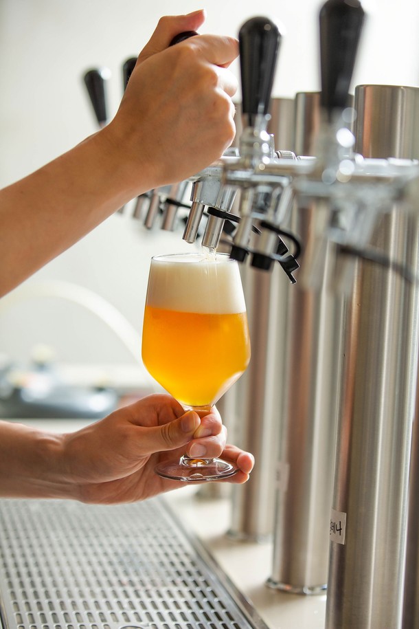 [비크릴라] 강화유리 고블렛잔 ABADIA 420ml는 420ml 용량의 모던한 디자인 고블렛잔입니다. 강화유리 소재로 제작되어 일반 유리 대비 5배 강하며, 135도 온도차를 견디는 내열성을 갖춰 전자레인지와 식기세척기 사용이 가능합니다. 각진 실루엣과 넓은 입구, 인체공학적 그립감으로 맥주, 커피, 음료 등 다양한 음료를 즐길 수 있으며, ISO 인증을 받은 제품입니다.
