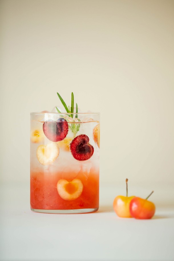 [비크릴라] 강화유리컵 JERTE는 470ml 용량의 주방용 유리컵입니다. 강화유리 소재로 일반 유리 대비 5배 강화되었으며, 135도 온도차에도 안전하고 전자레인지와 식기세척기 사용이 가능합니다. 심플한 직선형 디자인에 넓은 입구를 가지고 있으며, 아이스커피, 에이드, 주스 등 다양한 음료를 담기에 적합합니다.
