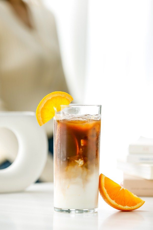 [비크릴라] 강화유리컵 JERTE H는 500ml 용량의 주방 유리컵으로, 일반 유리 대비 5배 강화된 내구성을 자랑하며 135도 온도차에도 안전합니다. 전자레인지와 식기세척기 사용이 가능하며, 파손 시 작은 조각으로 분리되어 안전성을 더했습니다. 높이 161mm, 지름 73.5mm의 이 컵은 직선형 몸체와 세련된 높이감을 가진 심플한 스타일로, 아이스커피, 에이드, 하이볼 등 다양한 카페 음료를 즐기기에 적합하며 적층 보관도 용이합니다.
