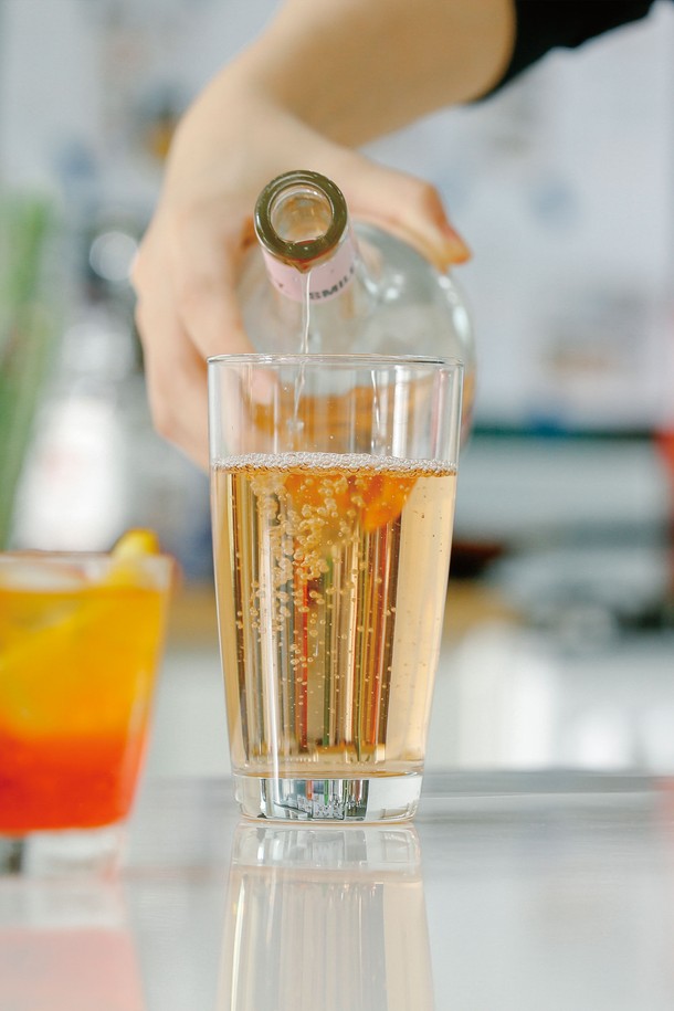 [비크릴라] 강화유리컵 SEIRA 420ml는 420ml 용량의 강화유리컵으로, 135도의 온도차를 견디는 내열성과 전자레인지, 식기세척기 사용이 가능한 실용적인 제품입니다. 일반 유리 대비 5배 강화된 내구성과 파손 시 작은 조각으로 분리되는 안전성을 갖췄으며, 곡선형 바디와 인체공학적 디자인으로 편안한 그립감을 제공합니다. 핫/콜드 음료 모두 사용 가능하며, 높이 140.5mm, 지름 79mm의 적층 가능한 실용적인 디자인입니다.
