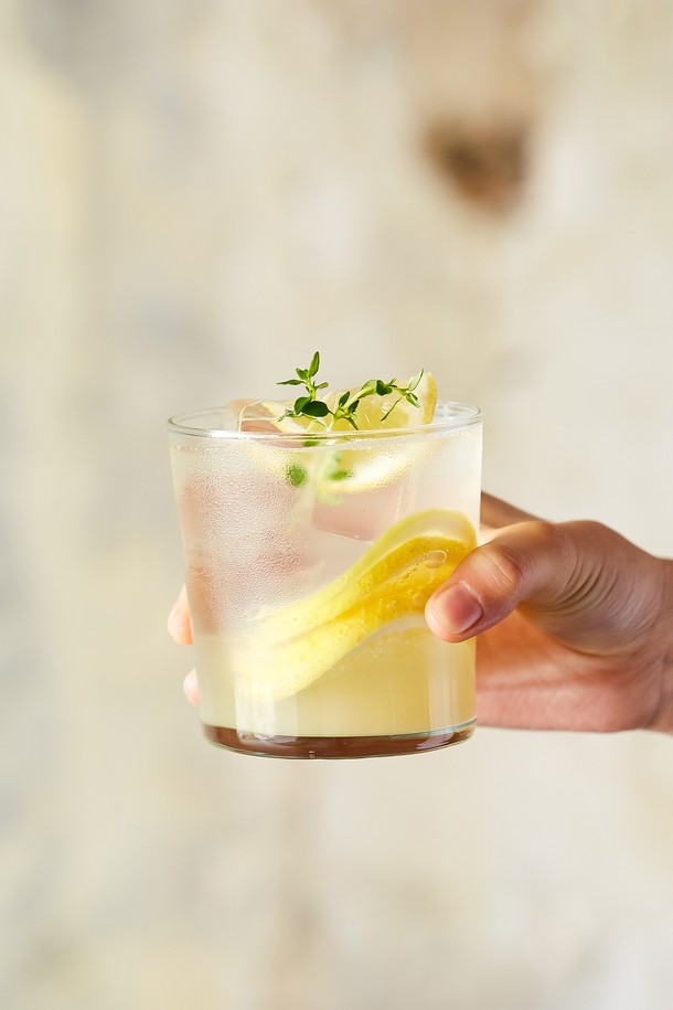 비크릴라 시드라 강화유리컵은 내구성과 내열성이 뛰어난 360ml 용량의 투명 유리컵입니다. 음료를 담기에 적합하며 주방용품으로 활용도가 높습니다. 강화유리 소재로 제작되어 오랫동안 사용할 수 있습니다.
