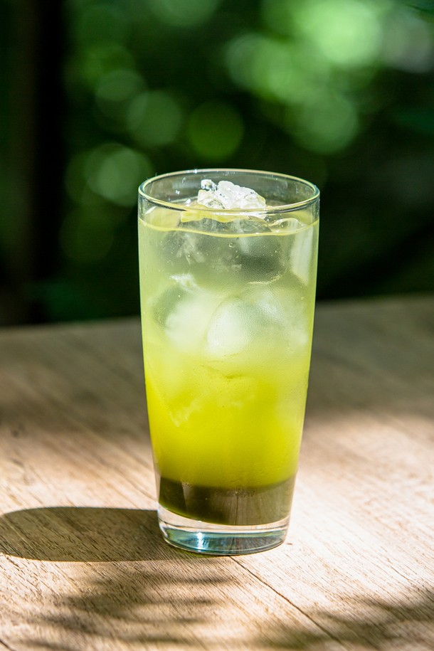 **[비크릴라] 강화유리컵 SEIRA 360ml**는 맥주, 음료, 커피 등 다양한 음료를 즐기기에 적합한 유리컵입니다. 강화유리 소재로 제작되어 일반 유리보다 5배 강하며, 135도 온도차를 견디는 내열성을 갖춰 안심하고 사용할 수 있습니다. 전자레인지 및 식기세척기 사용이 가능하며 적층 보관이 용이해 실용적입니다. 슬림한 라인과 뛰어난 그립감, 음료 본연의 색상을 살려주는 디자인이 특징입니다. 높이는 144.5mm, 지름은 73mm이며, 제조 공정상 바닥면 수평, 용량 및 크기에 약간의 차이, 테두리 곡률, 돌기, 기포, 새 제품의 뿌옇게 보이는 현상이 발생할 수 있습니다.
