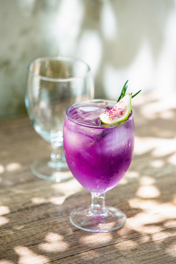 [비크릴라] 강화유리 고블렛잔 VALENCIA 230ml는 와인, 맥주, 칵테일, 음료 등을 담기 좋은 고블렛잔입니다. 230ml 용량에 강화유리 소재로 제작되어 일반 유리 대비 5배 강화된 내구성을 자랑하며, 135도 온도차를 견디는 내열성과 안전 파손 패턴을 갖춰 안전하게 사용할 수 있습니다. 곡선 디자인과 안정적인 받침, 투명한 외형으로 어떤 음료든 돋보이게 하며, 전자레인지 및 식기세척기 사용이 가능하고 적층하여 보관할 수 있어 실용적입니다.
