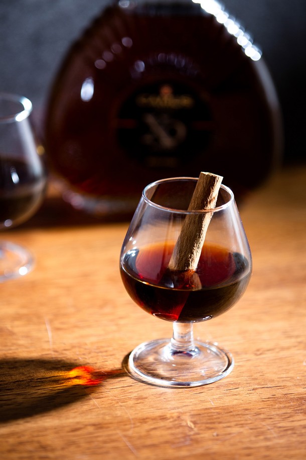 [비크릴라] 강화유리 고블렛잔 CONAC 250ml는 코냑, 칵테일, 음료 등을 우아하게 즐길 수 있는 잔입니다. 강화유리로 제작되어 일반 유리보다 5배 강하며, 135도 온도차를 견디는 내열성을 갖추었습니다. 곡선 디자인과 코냑 향을 돋보이게 하는 디자인, 그리고 전자레인지 및 식기세척기 사용 가능으로 편리함을 더했습니다.
