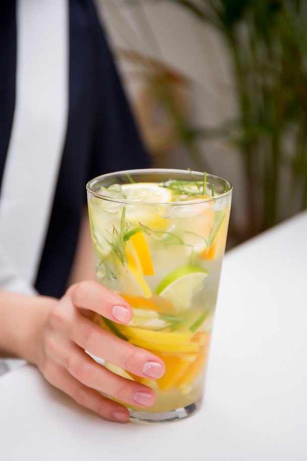 [비크릴라] 강화유리컵 CONIL 660ml는 음료나 주방에서 다용도로 사용할 수 있는 투명한 유리컵입니다. 일반 유리보다 5배 강화된 튼튼한 내구성을 자랑하며, 전자레인지와 식기세척기 사용이 가능하고 135도의 온도차까지 견딜 수 있는 내열성을 갖췄습니다. 클래식한 형태의 스택형 디자인으로 적층이 가능하며, 파손 시 작은 조각으로 분리되어 안전합니다.
