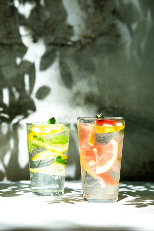 470ml 용량의 [비크릴라] 강화유리컵 CONIL은 아이스커피, 맥주, 온음료 등 다양한 음료를 담기에 좋습니다. 일반 유리 대비 5배 강화된 내구성과 135도 온도차 내열성을 갖춘 강화유리 소재로 제작되었으며, 전자레인지와 식기세척기 사용이 가능하여 편리합니다. 높이 145mm, 지름 86.5mm의 크기로 적층 보관이 용이하며, 100% 재활용 가능한 친환경적인 제품입니다.
