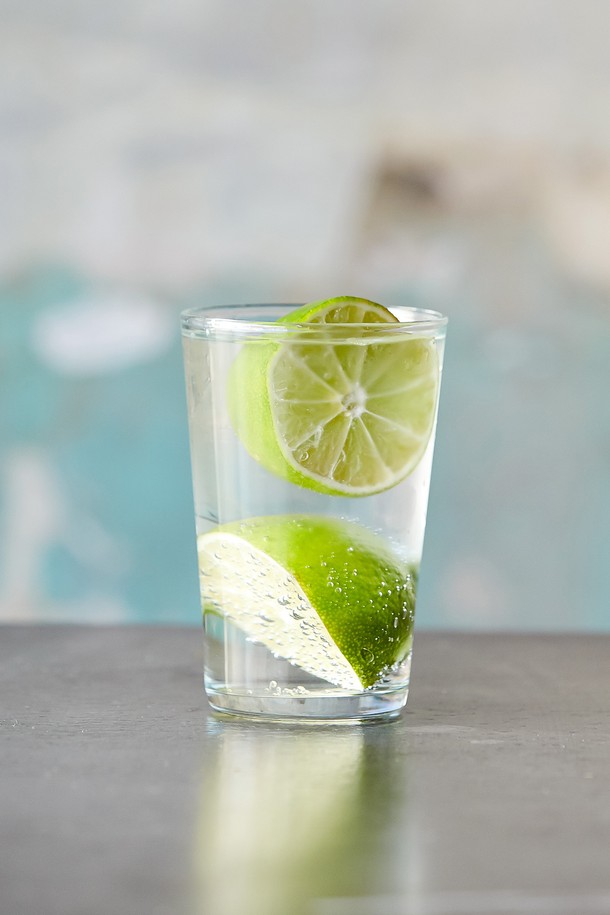 [비크릴라] 코닐 시리즈의 강화유리컵은 220ml 용량으로 음료 및 주방에서 다용도로 활용 가능하며, 전자레인지와 식기세척기 사용이 가능합니다. 일반 유리 대비 5배 강화된 내구성과 135도 온도차를 견디는 내열성을 갖췄으며, 파손 시 작은 조각으로 분리되어 안전합니다. 투명하고 컴팩트한 디자인의 이 유리컵은 적층이 가능하며, 일반 강화유리 대비 15% 경량화되어 사용 편의성을 높였습니다.
