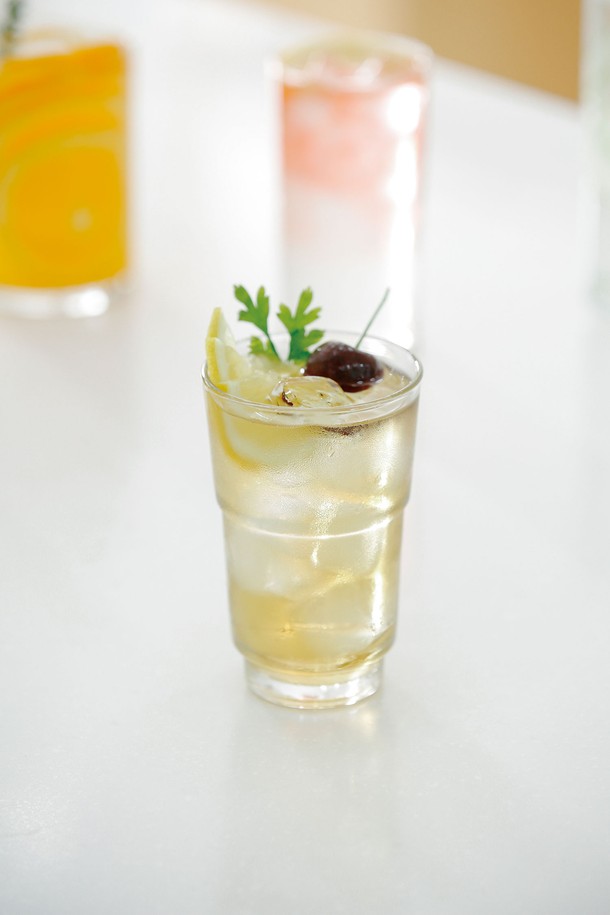 **[비크릴라] 스태커블 강화유리컵 ROCKY 300ml**는 300ml 용량의 투명한 롱바디 디자인 유리컵입니다. 강화유리 소재로 제작되어 일반 유리보다 5배, 일반 강화유리보다 15% 경량화되었으며, 135도 온도차를 견디는 내열성을 갖춰 뜨겁거나 차가운 음료 모두 안심하고 사용 가능합니다. 전자레인지, 식기세척기 사용이 가능하며, 적층 가능한 스태커블 디자인으로 편리하게 보관할 수 있습니다.
