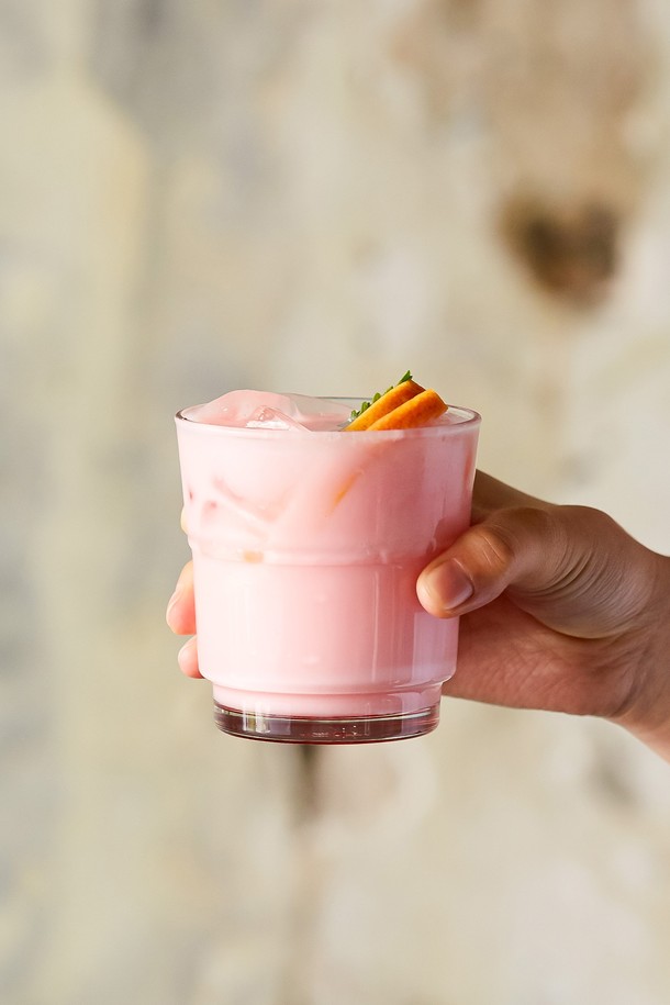 [비크릴라]  스태커블 강화유리컵 ROCKY 280ml는 280ml 용량의 강화유리컵으로, 음료, 커피, 물 등을 담기에 적합합니다. 일반 유리보다 5배 강화된 내구성과 135도의 온도차를 견디는 내열성을 갖춰, 전자레인지와 식기세척기 사용이 가능하며 적층 보관이 용이합니다. 심플한 디자인의 스태커블 형태로 제작되었으며, 파손 시 작은 조각으로 분리되어 안전하며, 전면 강화 처리와 내충격성을 갖추었습니다. (테두리 곡선, 기포, 주름/스크래치, 바닥 내부 경사 등의 제품 상태는 있을 수 있습니다.)
