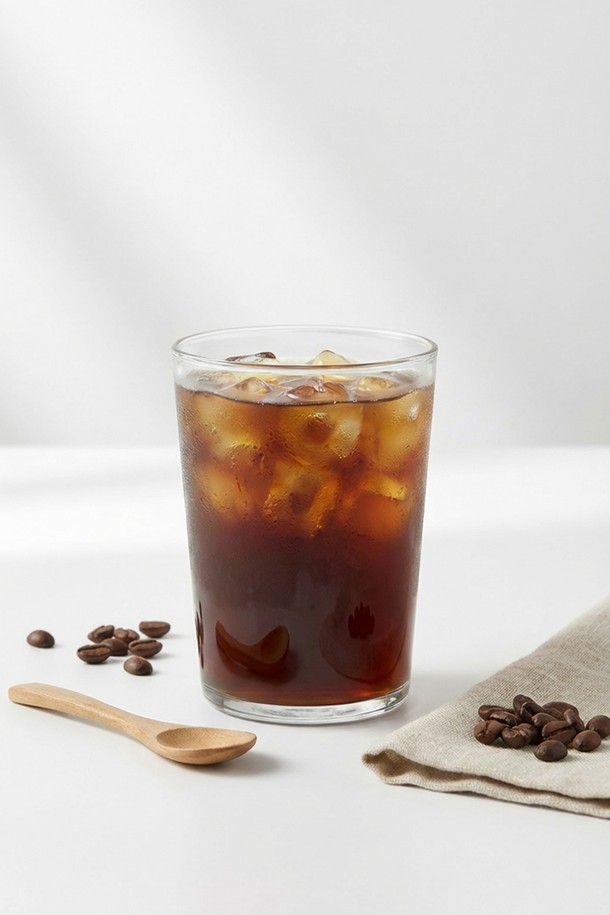 [비크릴라] 강화유리컵 SIDRA (500ml)는 심플하고 세련된 디자인으로, 아이스 커피, 청량 음료, 뜨거운 음료 등 다양한 음료를 즐기기에 적합합니다. 일반 유리컵보다 5배 강도가 높고, 135도의 열 차이를 견딜 수 있어 내구성이 뛰어납니다. 또한, 전자레인지 및 식기세척기 사용이 가능하며, 포개쌓기가 가능하여 실용성을 더했습니다. 강화유리 소재로 제작되어 파손 시 작은 조각으로 분리되어 안전하게 사용할 수 있습니다. 림 부분의 줄무늬, 미세 기포, 컵 내부 바닥 기울기가 특징이며, 일반 강화유리보다 15% 경량화되어 더욱 편리합니다.
