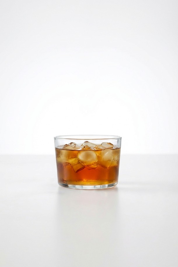 [비크릴라] 시드라 강화유리컵 230ml는 음료를 더욱 돋보이게 해주는 투명 유리컵입니다. 내구성이 뛰어난 강화유리 소재로 제작되어 일상생활에서 안심하고 사용할 수 있습니다. 심플하고 세련된 디자인으로 어떤 음료든 잘 어울리며, 230ml 용량으로 다양한 음료를 즐기기에 적합합니다. 투명한 유리 재질은 내용물을 시각적으로 보여주어 더욱 매력적입니다. [비크릴라] 시드라 강화유리컵으로 소중한 일상을 더욱 특별하게 만들어보세요.
