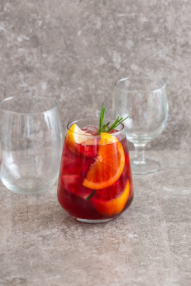 [비크릴라] 강화유리컵 MENCIA 470ml는 와인, 맥주, 칵테일, 음료 등 다용도로 사용 가능한 컵입니다. 135도 내열성의 강화유리 소재로 제작되었으며, 전자레인지와 식기세척기 사용이 가능하고 적층 보관이 용이합니다. 높이 110mm, 지름 90mm의 이 컵은 전면 강화유리 처리와 우아한 디자인이 돋보이며, 공기방울, 미세 스크래치, 테두리 미세한 차이, 작은 검은 점 등이 있을 수 있습니다.
