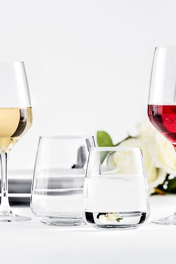 [비크릴라] 강화유리컵 MENCIA 350ml는 음료 및 주방용으로 적합하며, 와인, 맥주, 칵테일, 탄산음료 등 다용도로 활용할 수 있습니다. 투명한 무지 디자인의 이 유리컵은 강화유리로 제작되어 일반 유리 대비 5배 강화되었으며, 파손 시 작은 조각으로 분리되어 안전합니다. 전자레인지와 식기세척기 사용이 가능하며 적층 보관이 용이하고, 135도 내열온도를 갖춘 이 경량 컵은 곡선형 림 디자인과 100% 재활용 가능한 친환경적인 제품입니다.
