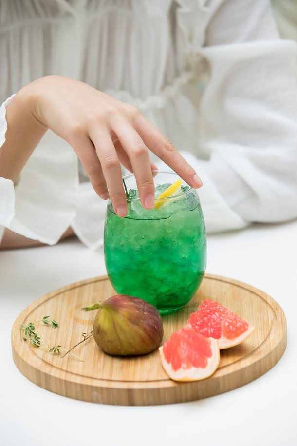 [비크릴라] 강화유리컵 SYRAH 470ml는 내구성과 내열성이 뛰어난 강화유리 소재로 제작되어 안심하고 사용할 수 있습니다. 투명한 색상의 470ml 용량으로 음료를 담기에 적합하며, 주방에서 다양한 용도로 활용하기 좋습니다. 식기세척기와 전자레인지 사용이 가능하여 편리함을 더했습니다.
