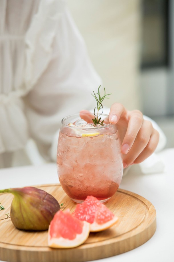 [비크릴라] 강화유리컵 SYRAH 350ml는 내구성이 강한 강화유리 소재로 제작되어 일상에서 안심하고 사용할 수 있습니다. 투명한 디자인의 이 음료용 글라스는 350ml 용량으로 다양한 음료를 담기에 적합합니다. 깔끔한 디자인이 돋보이는 [비크릴라] 강화유리컵은 내열성이 뛰어나 실용적입니다.
