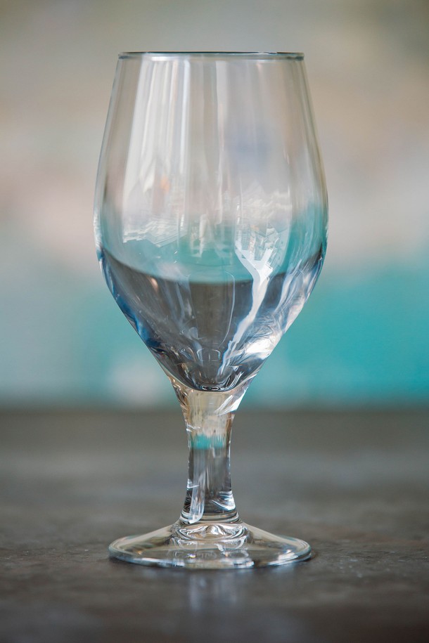 [비크릴라] 강화유리 와인잔 BARLEY 440ml는 135°C의 내열 온도차를 견디는 강화유리로 제작되어 내구성이 뛰어나며, 440ml 용량으로 고도수 음료, 맥주, 뜨겁거나 차가운 음료를 즐기기에 적합합니다. 일반 유리보다 5배 강하고 일반 강화유리 대비 15% 가벼우며, 전자레인지, 식기세척기 사용이 가능하고 파손 시 작은 조각으로 분리되어 안전하게 사용할 수 있습니다. 고블렛 스타일의 투명한 디자인으로, 테두리 곡선과 미세 돌기, 기포 등 제조 과정에서 나타날 수 있는 자연스러운 변화가 특징입니다.
