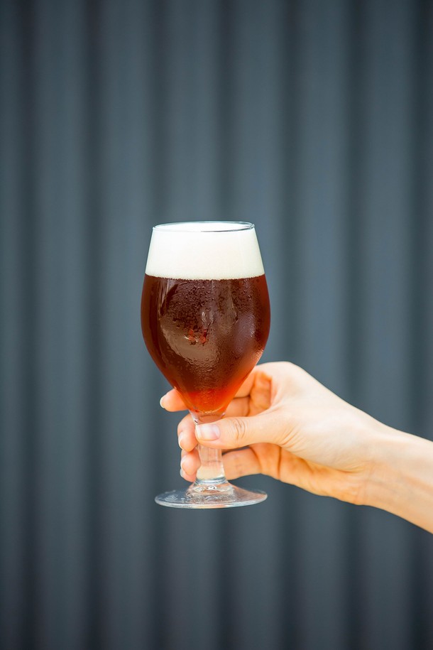 [비크릴라] 강화유리 와인잔 BARLEY 350ml는 고도수 맥주 및 다용도 음료를 즐기기에 적합한 고블렛 스타일의 와인잔입니다. 일반 유리보다 5배 강화된 강화유리로 제작되어 135도의 온도차를 견디며, 식기세척기 및 전자레인지 사용이 가능하여 편리합니다. 높이 170mm, 하단 지름 69mm이며, 적층 가능하여 보관이 용이합니다.
