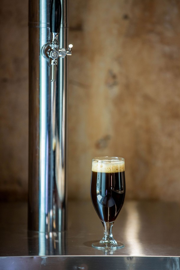 [비크릴라] 강화유리 와인잔 DUNKEL 380ml는 다크틴트 색상의 모던하고 심플한 고블렛형 와인잔입니다. 전면 강화 처리를 통해 일반 유리보다 5배 강화되었으며, 135도 온도차를 견디는 내열성을 갖춰 안전하게 사용할 수 있습니다. 음료 및 주류용으로 적합하며, 전자레인지, 식기세척기 사용 및 적재가 가능하여 편리합니다.
